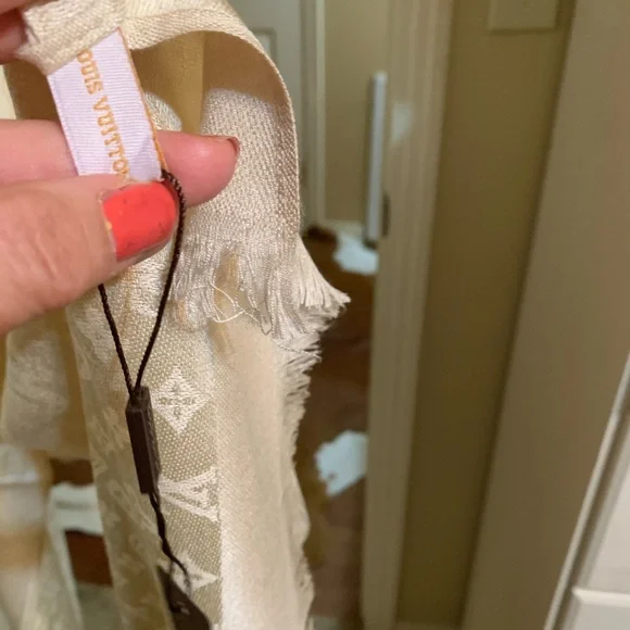 “Louis Vuitton” Scarf shawl 68"x27" new with tag - Picture 4 of 4